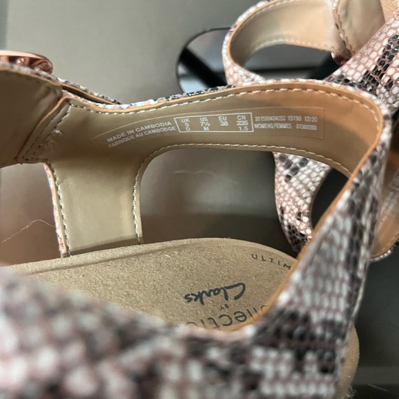 Clarks Snakeskin Pattern Sandals - Picture 9 of 9